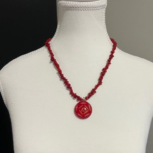 Red Rose Coral Bead Lucite Round Pendant Toggle Clasp 22 Inch Necklace - Picture 2 of 7